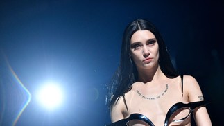 Modelo desfila pela Mugler na Semana de Moda de Alta-Costura Primavera-Verão 2023 em Paris em 26 de janeiro de 2023 — Foto: Julien de Rosa / AFP