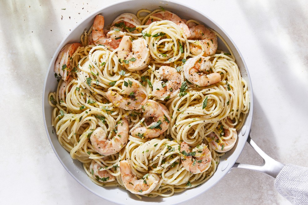 spaghetti al limone com camarões — Foto: NYT