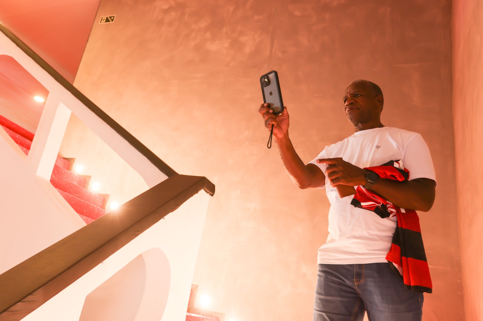 O ex-jogador Adílio, visita o camarote do Mais Brasil Fla na Marquês de Sapucaí. O camarote é uma parceria do Flamengo com e empresa Mais Brasil. — Foto: Márcia Foletto / Agência O Globo