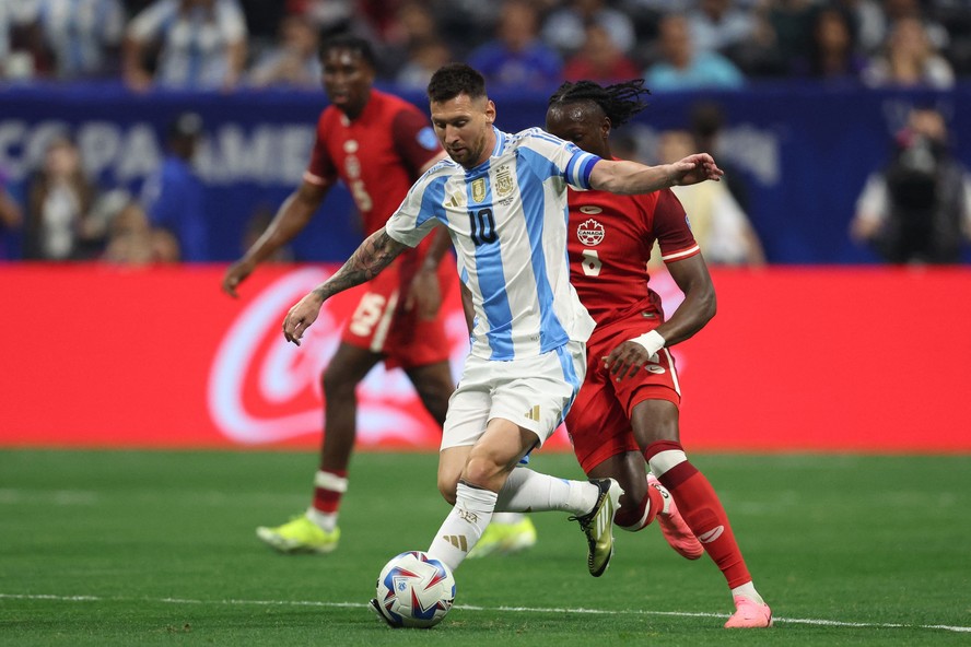 Lionel Messi em campo em Argentina x Canadá