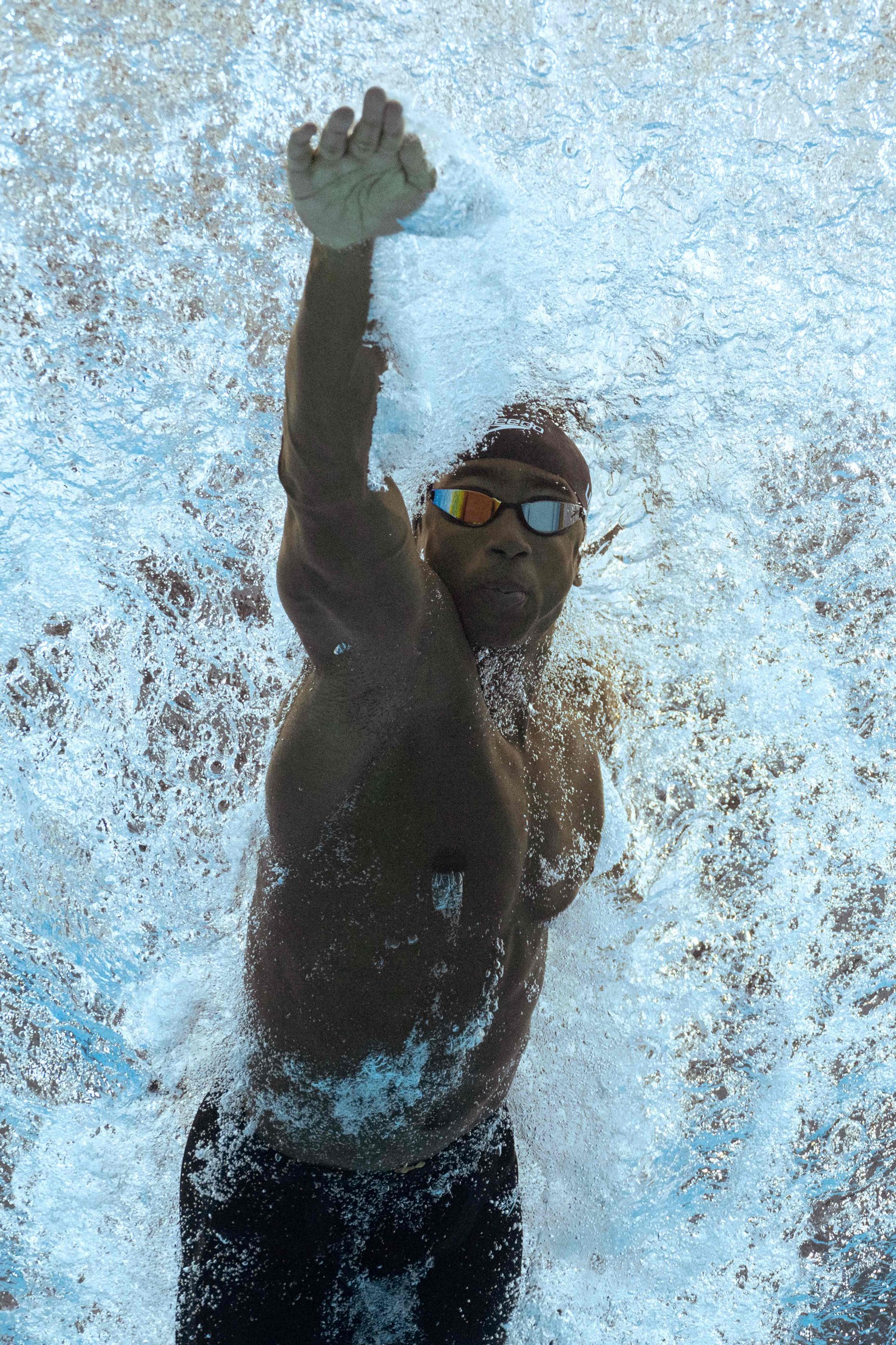 O canadense Joshua Liendo compete nas semifinais dos 50m livre masculino durante o Campeonato Mundial de Esportes Aquáticos de Budapeste — Foto: OLI SCARFF