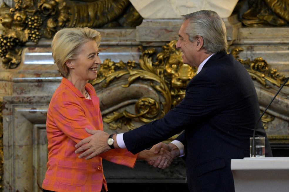 Presidente da Comissão Europeia, Ursula von der Leyen, cumprimenta o presidente argentino, Alberto Fernández — Foto: Juan Mabromata/AFP