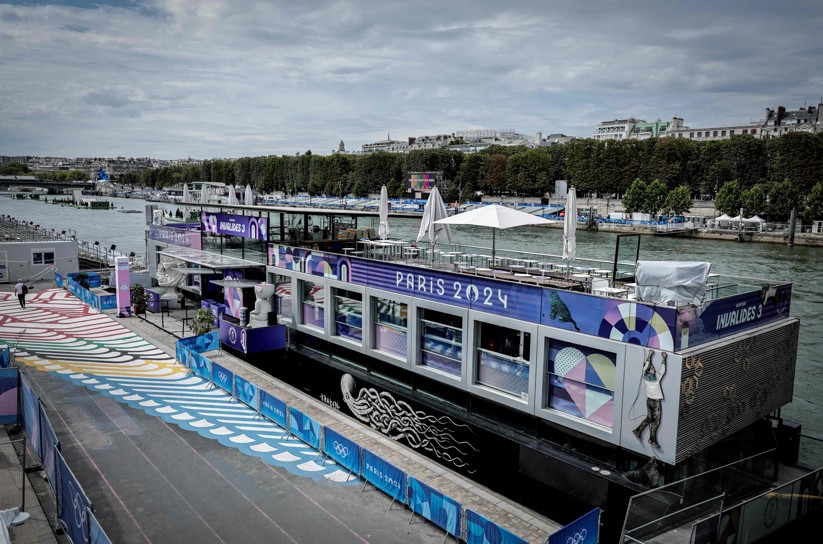 Preparação do rio Sena para abertura de Paris-2024 — Foto: AFP