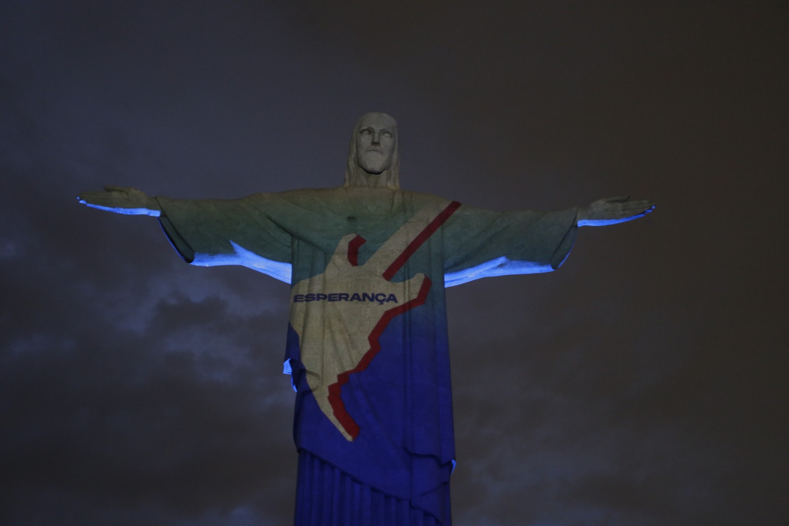 Cristo Redentor recebe projeção de imagens em homenagem aos 40 anos do Rock in Rio — Foto: Domingos Peixoto / Agência O Globo