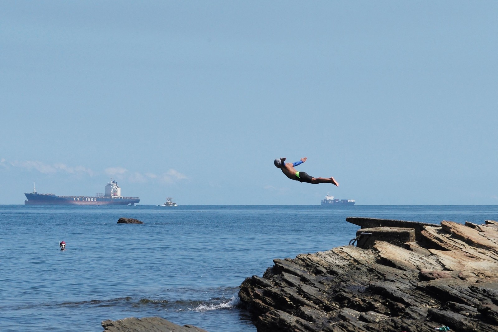 Embarcações militares compõem a paisagem de ponto turístico de Taiwan — Foto: HECTOR RETAMAL / AFP