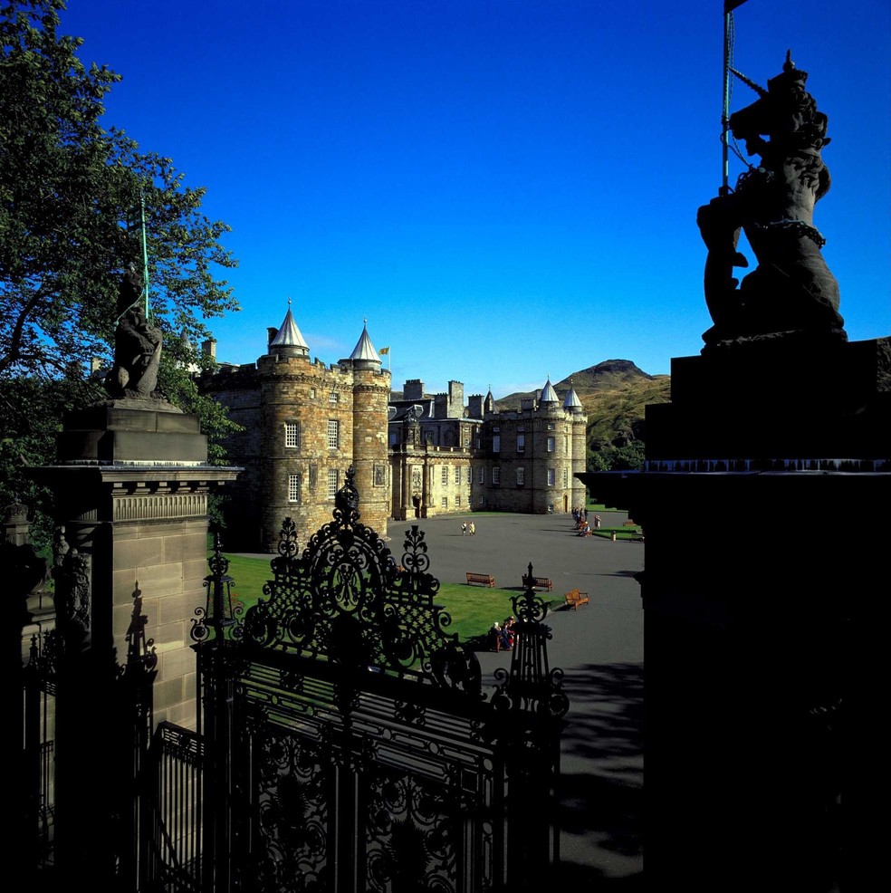 Palácio de Holyroodhouse, em Edimburgo, é a única residência oficial fora da Inglaterra. — Foto: British Tourist Authority/ Divulgação