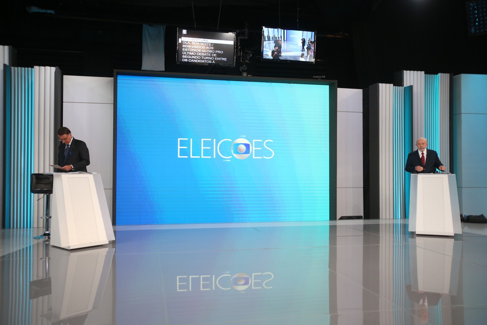 Os candidatos Bolsonaro (PL) e Lula (PT) posicionados antes do início do debate nos estúdios da TV Globo. — Foto: Alexandre Cassiano