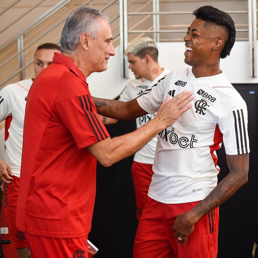 Tite e Bruno Henrique, de contrato renovado — Foto: Marcelo Cortes/CRF