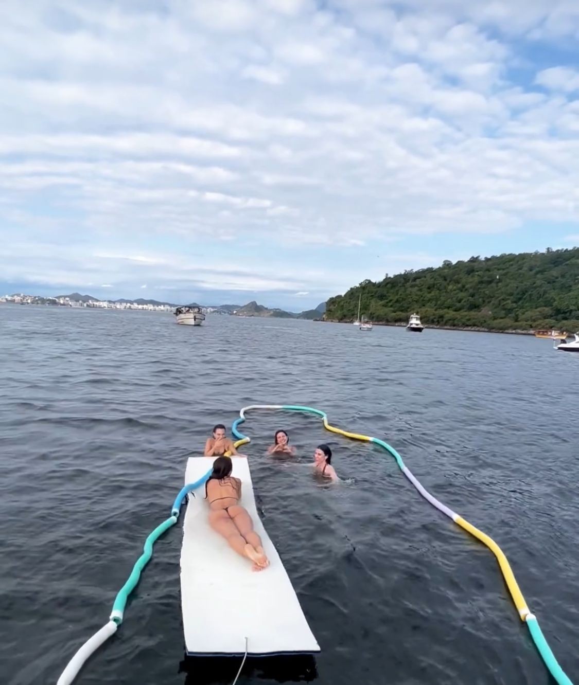 Rafa Kalimann reúne amigas atrizes em passeio de barco no Rio — Foto: Reproduçõa/Instagram