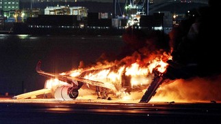 Avião pega fogo após colisão em aeroporto de Tóquio — Foto: JIJI PRESS / AFP
