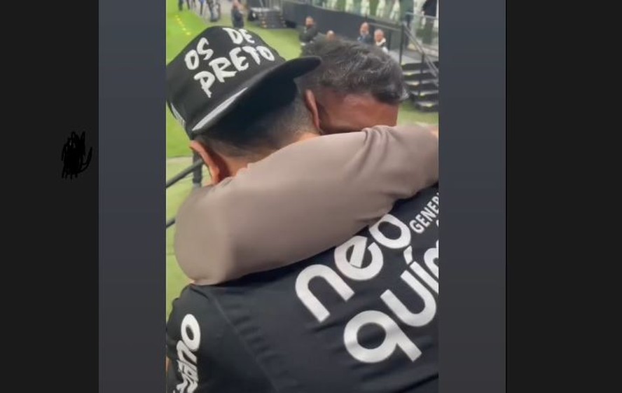 Paulinho e Lucas Perassollo se abraçam na despedida do ídolo do Corinthians