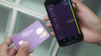 O banco digital Nubank cresceu rapidamente tendo um cartão de crédito solicitado por aplicativo no celular como cartão de visitas. Já vale mais de US$ 30 bi e chamou a atenção recentemente ao receber aporte de US$ 500 milhões do bilionário americano Warren Buffett, e outros US$ 250 milhões da americana Sands Capital com Verde Asset e Absoluto Partners.Agência O Globo