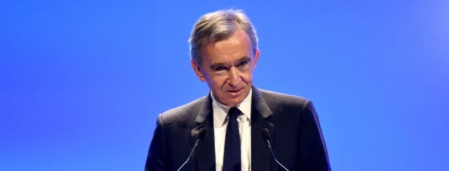 O empresário francês Bernard Arnault, presidente e diretor executivo da LVMH, maior empresa de artigos de luxo do mundo, e família ocupam o primeiro posto da lista, com uma fortuna de US$ 233 bilhões. Foto: AFP — Foto:         