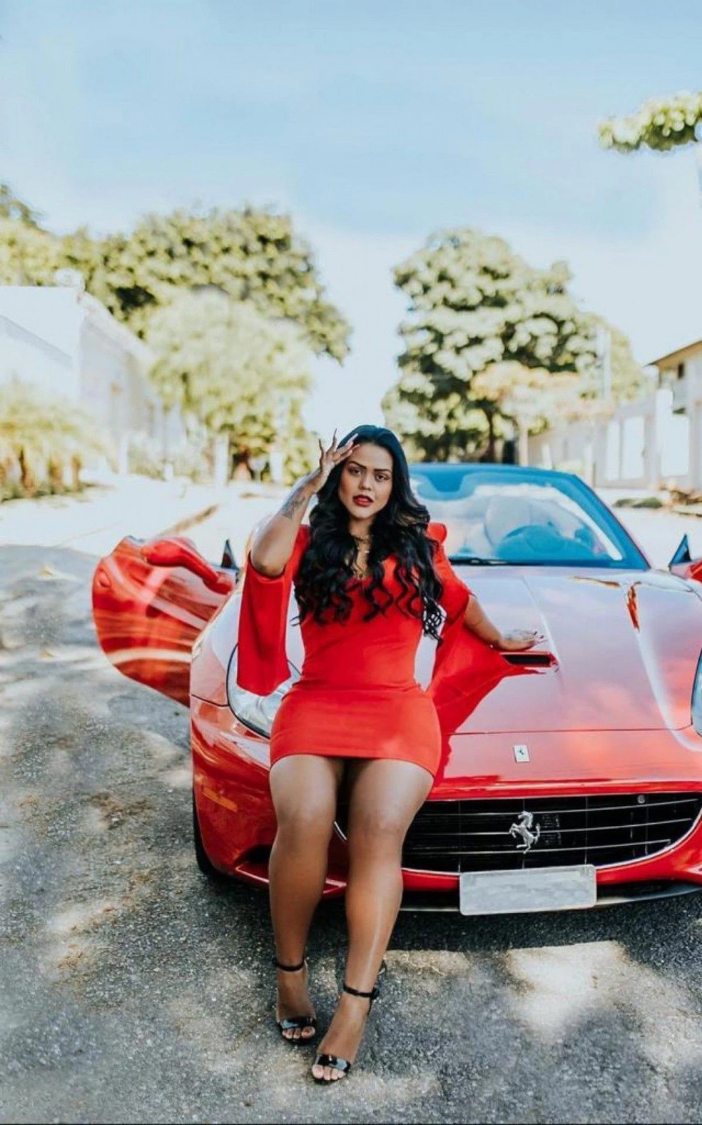 Camila Loures posou em Ferrari avaliada em mais de R$ 1 milhão — Foto: Reprodução Instagram