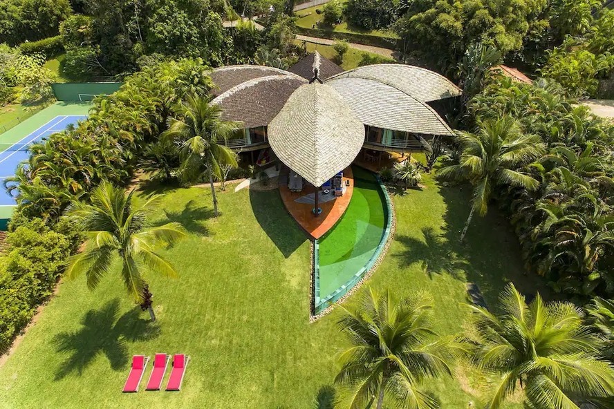 Vista aérea da Casa Folha, em Angra dos Reis, que chama a atenção por seu projeto arquitetônico diferente