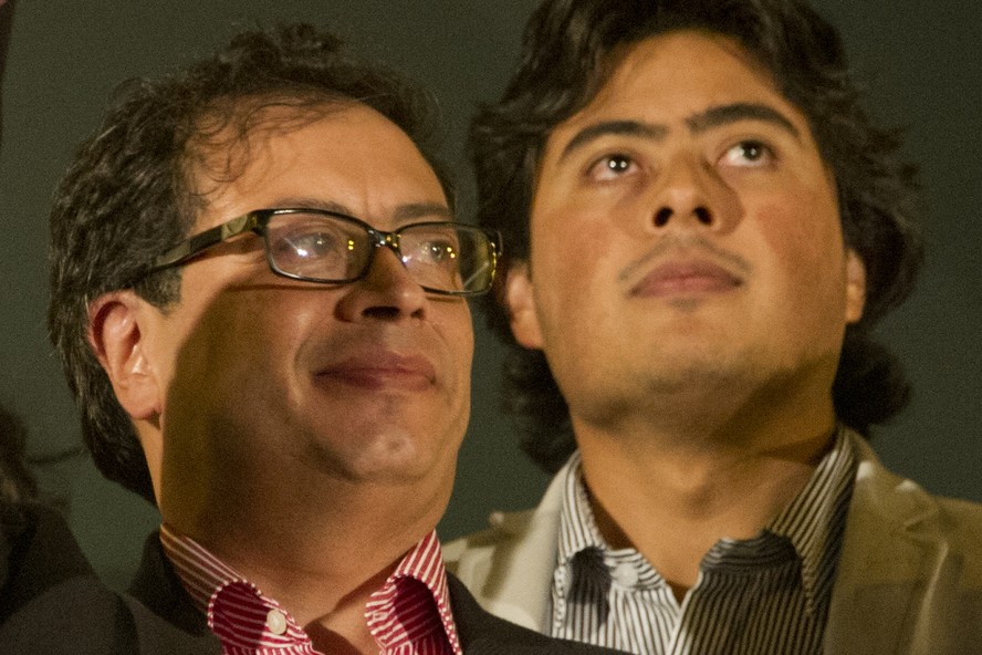 O presidente da Colômbia, Gustavo Petro, à esquerda, e seu filho, Nicolás Petro, à direita