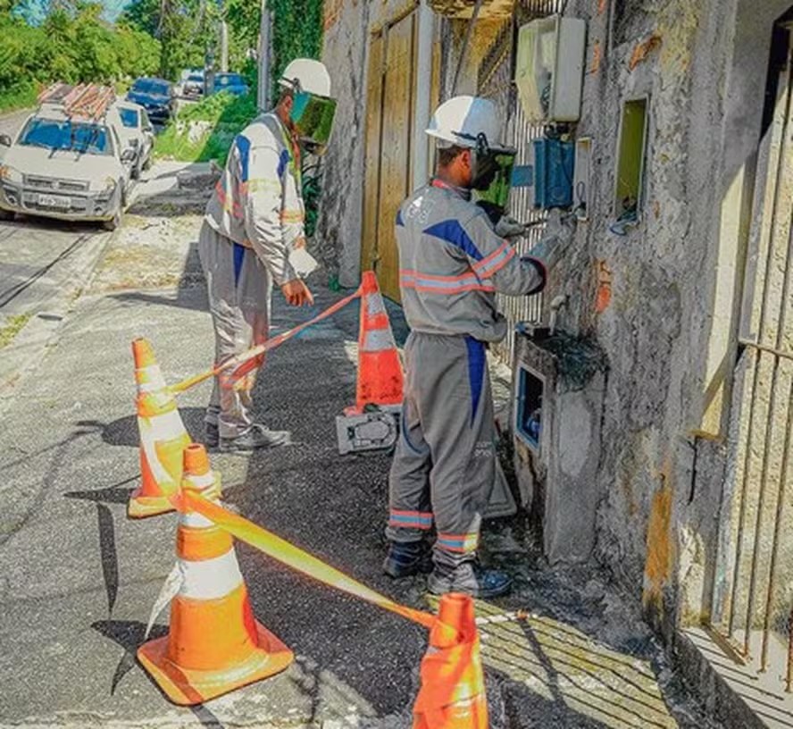 Técnicos da Enel em Niterói: relatório final de CPI realizada na Câmara de Vereadores pede fim da concessão