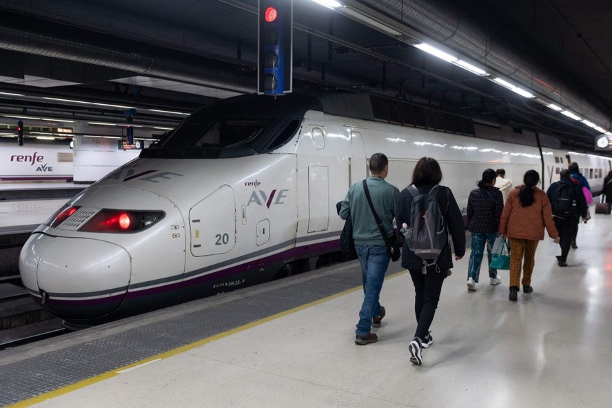 Trem  espanhol de alta velocidade que liga Barcelona a Lyon