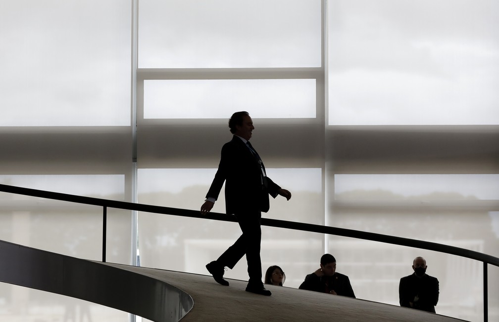 Pedro Guimarães, então presidente da Caixa, circula no Palácio do Planalto: um dos principais auxiliares do presidente Jair Bolsonaro pediu demissão após ser alvo de denúncias de assédio — Foto: Cristiano Mariz