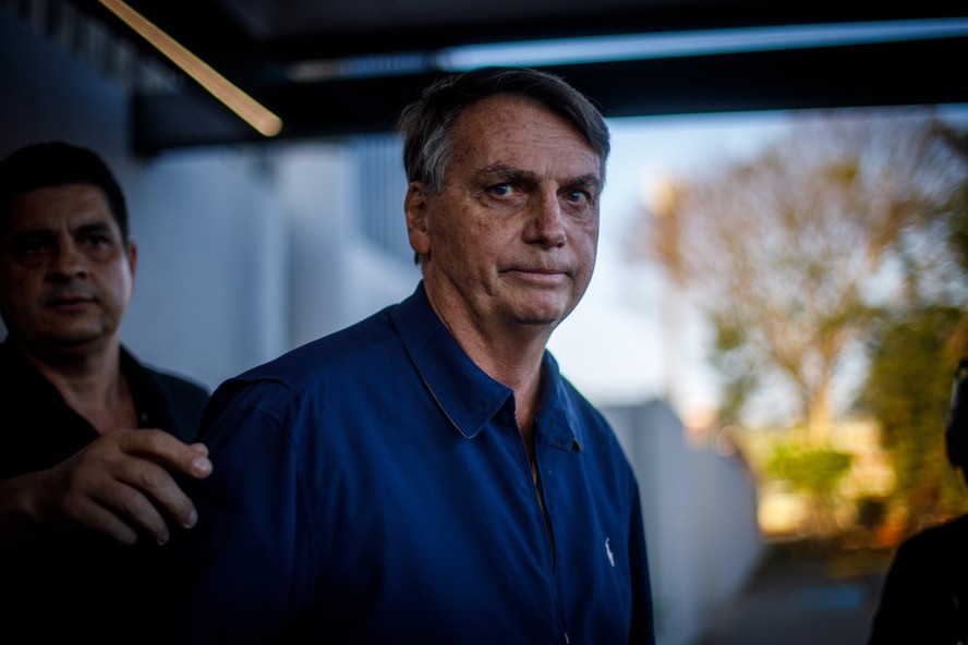 O ex-presidente Jair Bolsonaro, ao desembarcar em Brasília