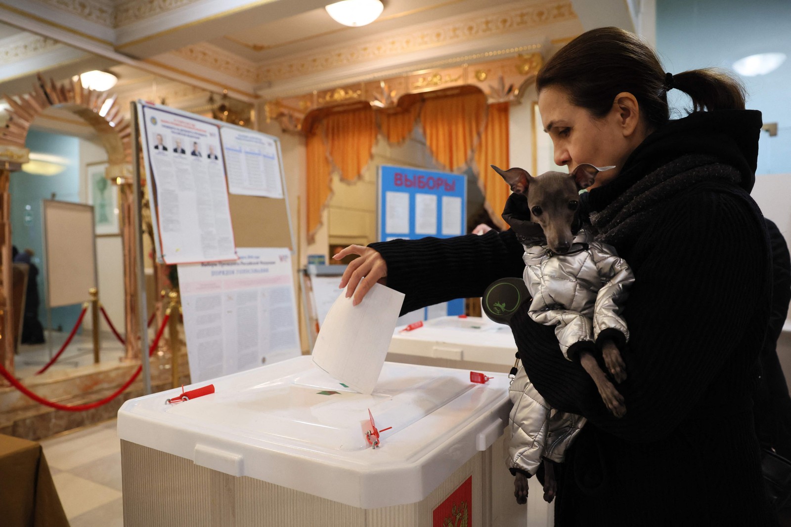 Mulher vota nas eleições presidenciais russas em uma seção eleitoral em Moscou, em 17 de março de 2024. — Foto: AFP