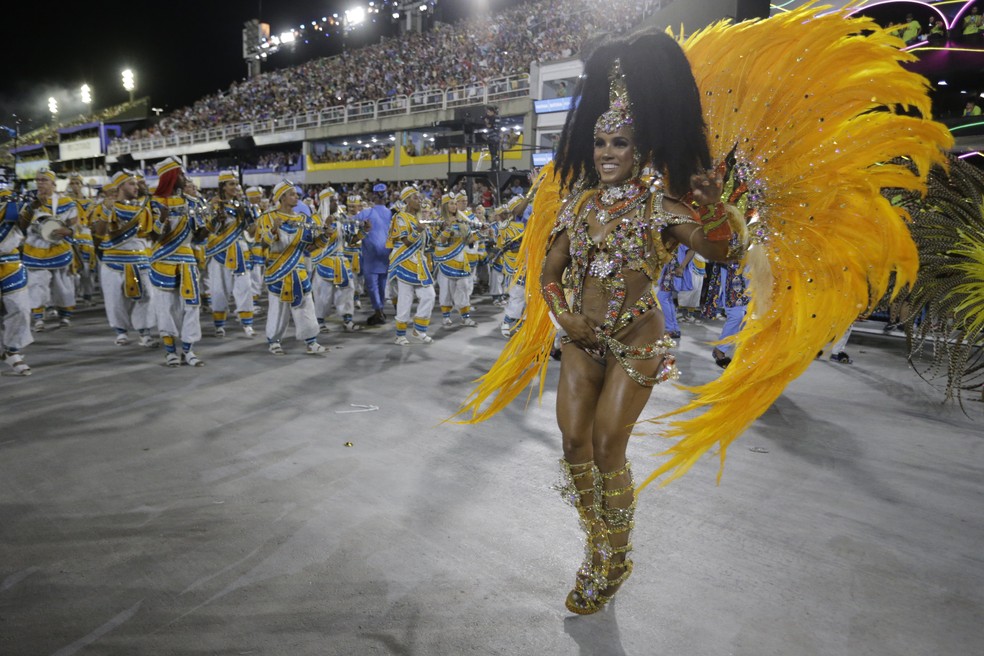 Mayara Lima, enquanto ainda era princesa de bateria, segurando a fantasia durante desfile do Tuiuti em 2022 — Foto: Domingos Peixoto / Agência O Globo / 26-04-2022