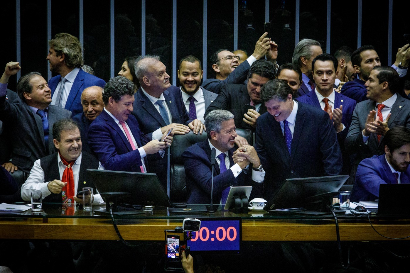 Arthur Lira comemora aprovação do texto-base da Reforma Tributária em primeiro turno na Câmara — Foto: Brenno Carvalho