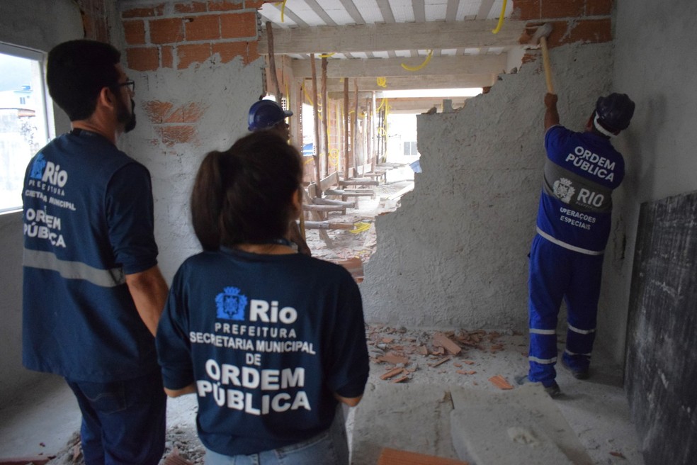 Prefeitura faz demolição de dois prédios irregulares na Ilha da Gigoia — Foto: Fabio Costa