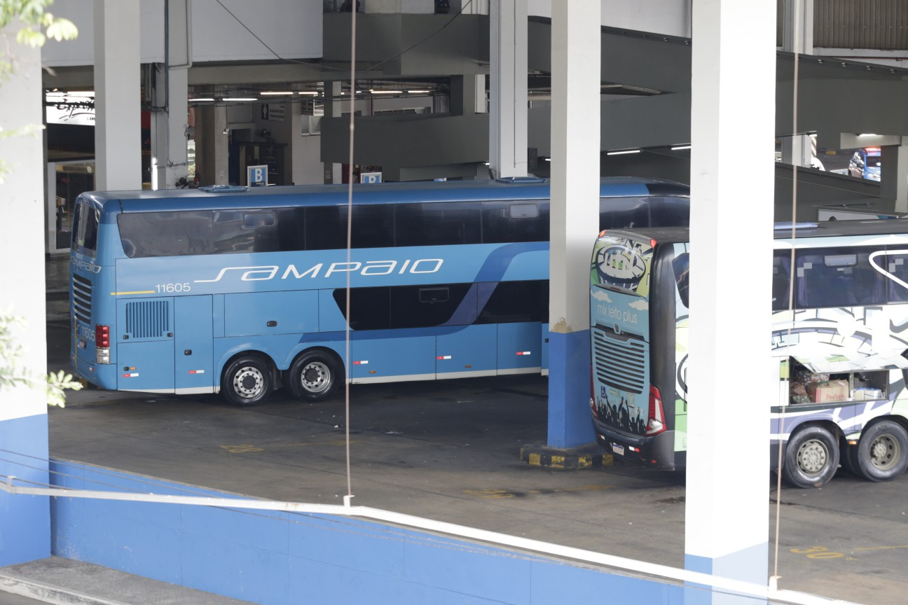 Ônibus da Viação Sampaio tem 17 pessoas sendo mantidas reféns na Rodoviária Novo Rio - Foto: Domingos Peixoto