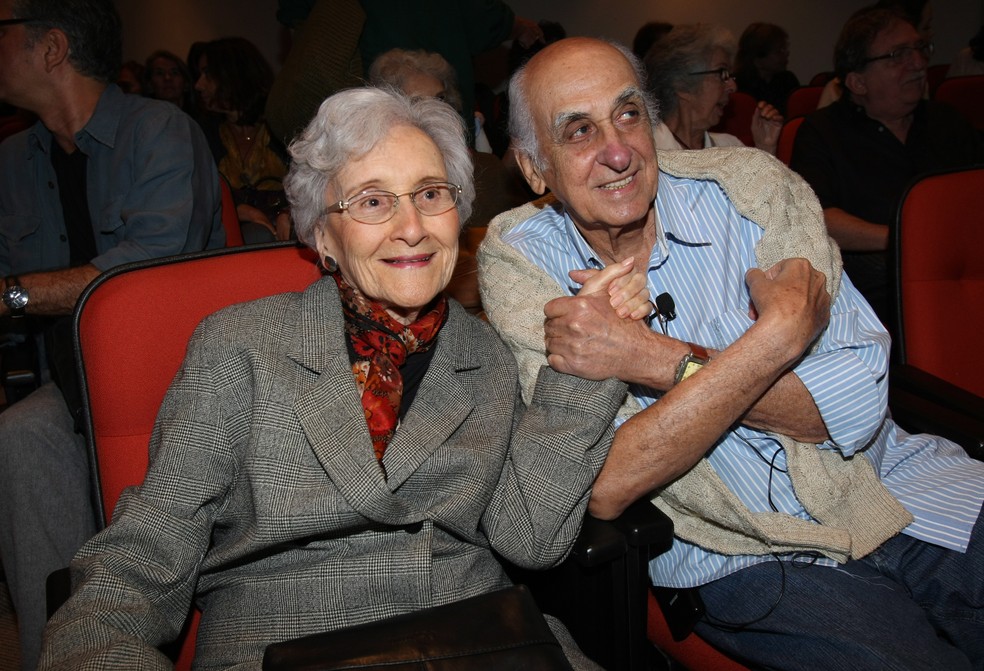 A professora Cleonice Berardinelli com o amigo e ex-aluno Zuenir Ventura — Foto: Marcos Ramos