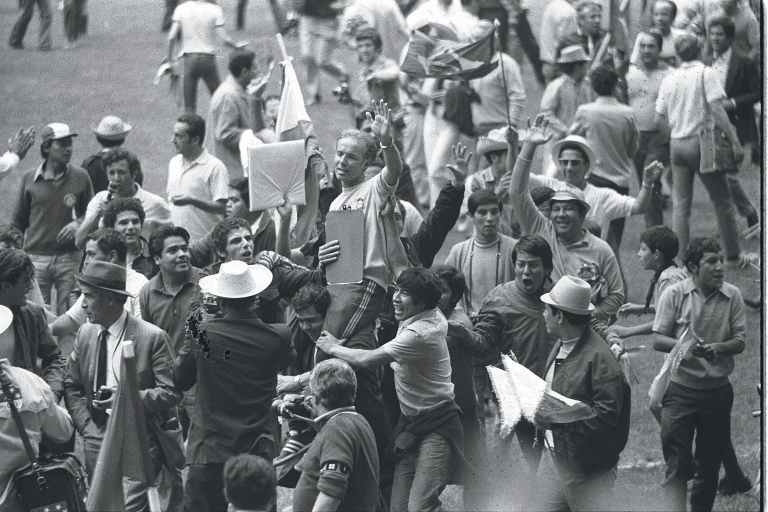 Torcedores carregam Zagallo após vitória na Copa do Mundo de 1970 — Foto: Arquivo/Agência O Globo
