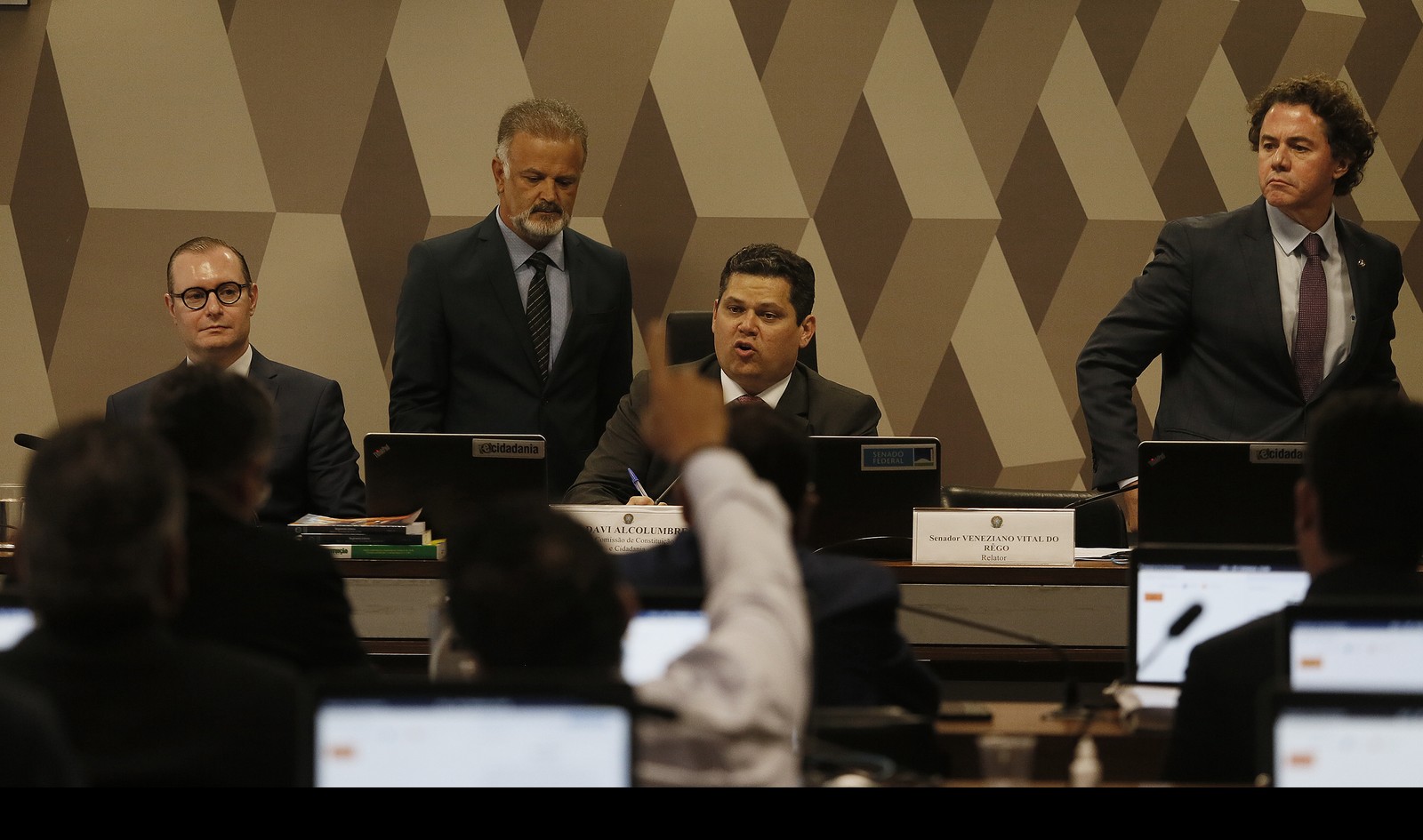 Cristiano Zanin, candidato a ministro do Supremo Tribunal Federal, durante sabatina no Senado Federa, ao lado os senadores Veneziano Vital do Rego e Davi Alcolumbre. — Foto: Cristiano Mariz / Agência O Globo