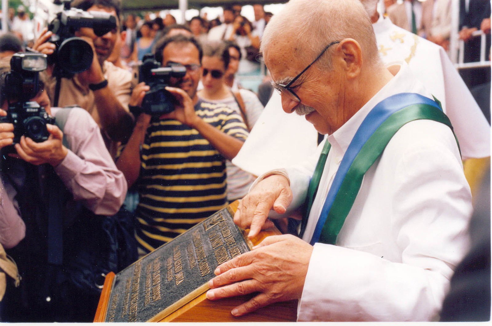 Entrega do título de Doutor Honoris Causa pela Universidade de Brasília a Darcy Ribeiro, em 1995 — Foto: Arquivo Central da Universidade de Brasília 