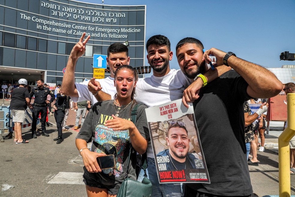 Amigos de Almog Meir Jan, um dos quatro reféns israelenses que foram resgatados do cativeiro na Faixa de Gaza. — Foto: JACK GUEZ/AFP