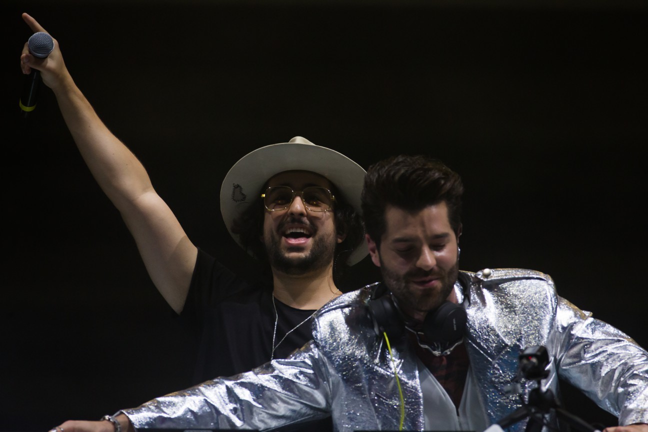 Alok e Zeeba no palco Skyline, do The Town — Foto: Edilson Dantas / O Globo