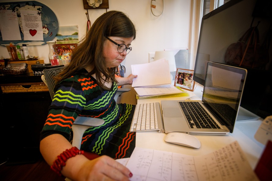 Maria Cristina de Orleans e Bragança tem 33 anos, síndrome de Down e vive sua vida com autonomia. Fotografia: Brenno Carvalho/Agência O Globo