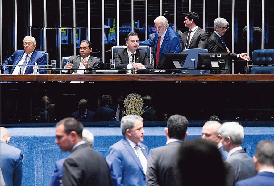 O líder do governo no Senado, Jaques Wagner (PT-BA), conversa com o presidente da Casa, Rodrigo Pacheco (PSD-MG), em sessão que aprovou a PEC