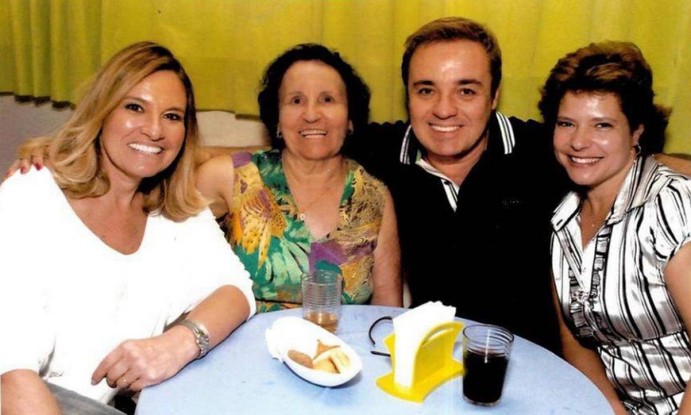 Gugu e Rose com mãe de Gugu, Maria do Céu, e irmã de Gugu, Aparecida Liberato