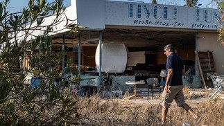 O 'urbex', ou 'exploração urbana', é uma modalidade de turismo que valoriza ambientes urbanos abandonados, como este parque Tivoli, em Nicósia, Chipre — Foto: Amir Makar / AFP