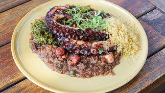 Polvo alla Valencia. Do Café 18 do Forte: arroz meloso de polvo, linguiça artesanal angus e finalização com tentáculo de polvo e brócolis tostados (R$ 122) — Foto: Divulgação/Vinícius Bordalo