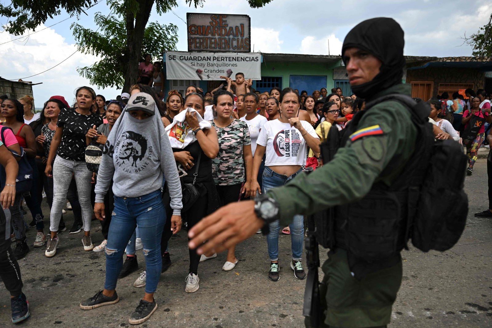 Operação das forças do governo da Venezuela na prisão de Tocoron em Maracay — Foto: YURI CORTEZ/AFP