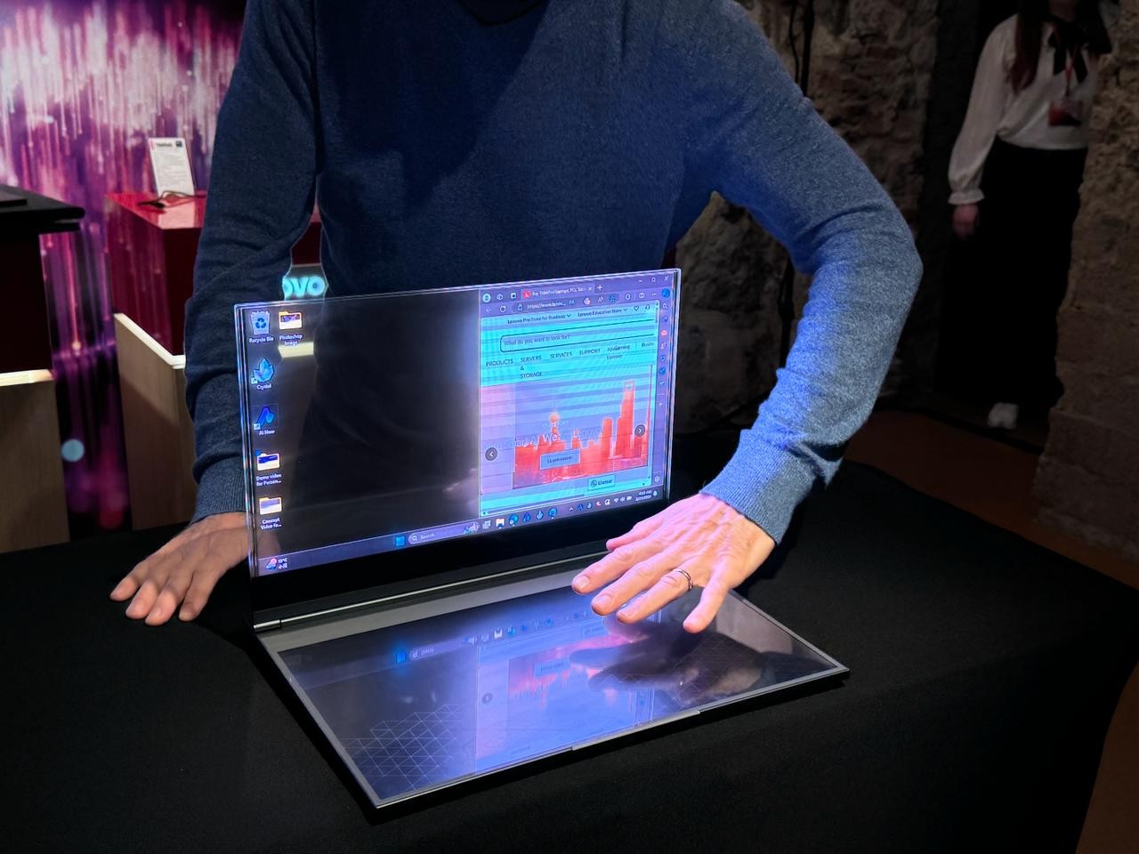 Notebook com tela transparente é o lançamento que será apresentado pela Lenovo na Mobile World Congress, — Foto: Divulgação