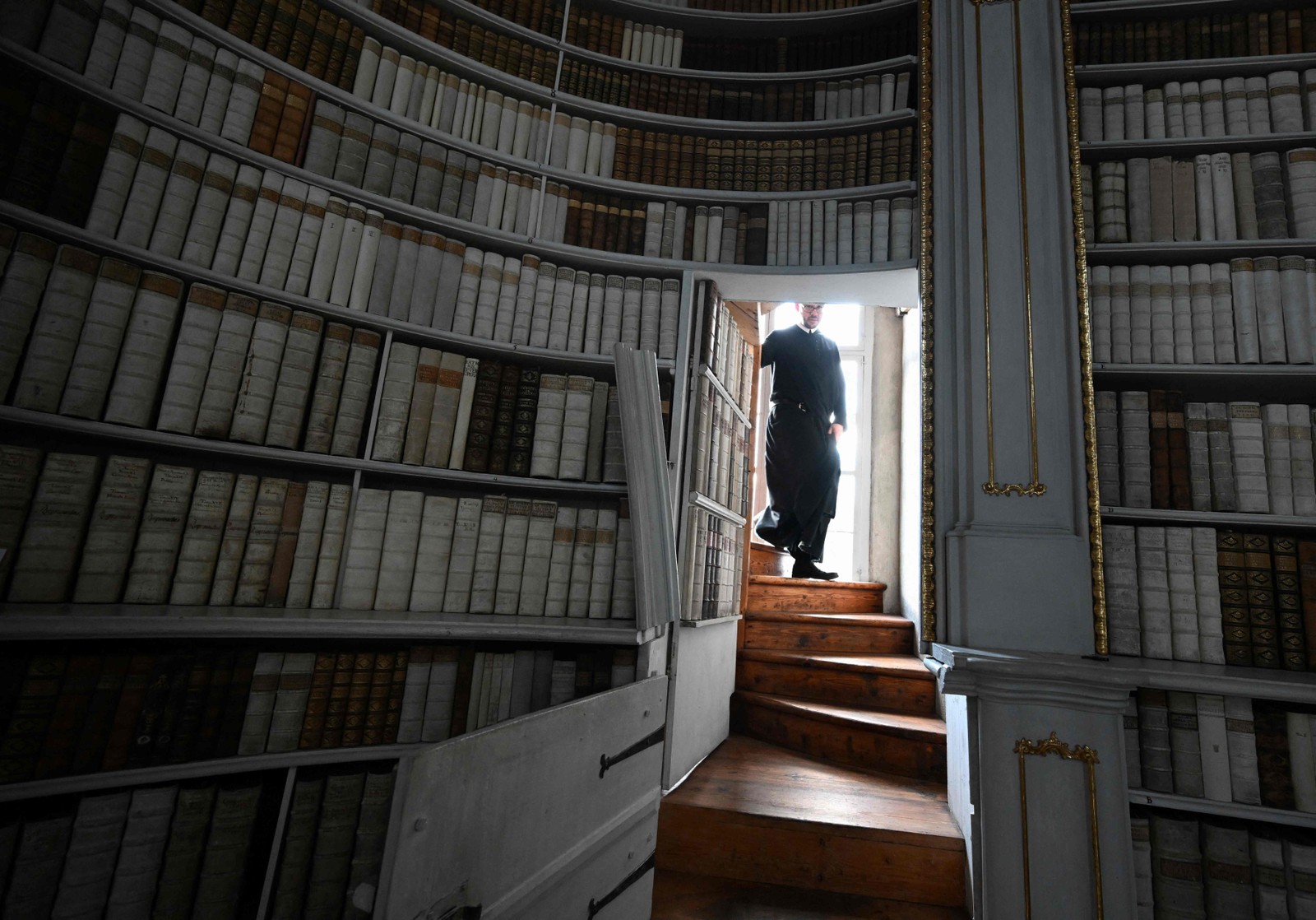 A escada secreta que leva a uma plataforma de leitura é uma das jóias arquitetônicas escondidas da biblioteca da Abadia de Admont — Foto: Joe Klamar / AFP
