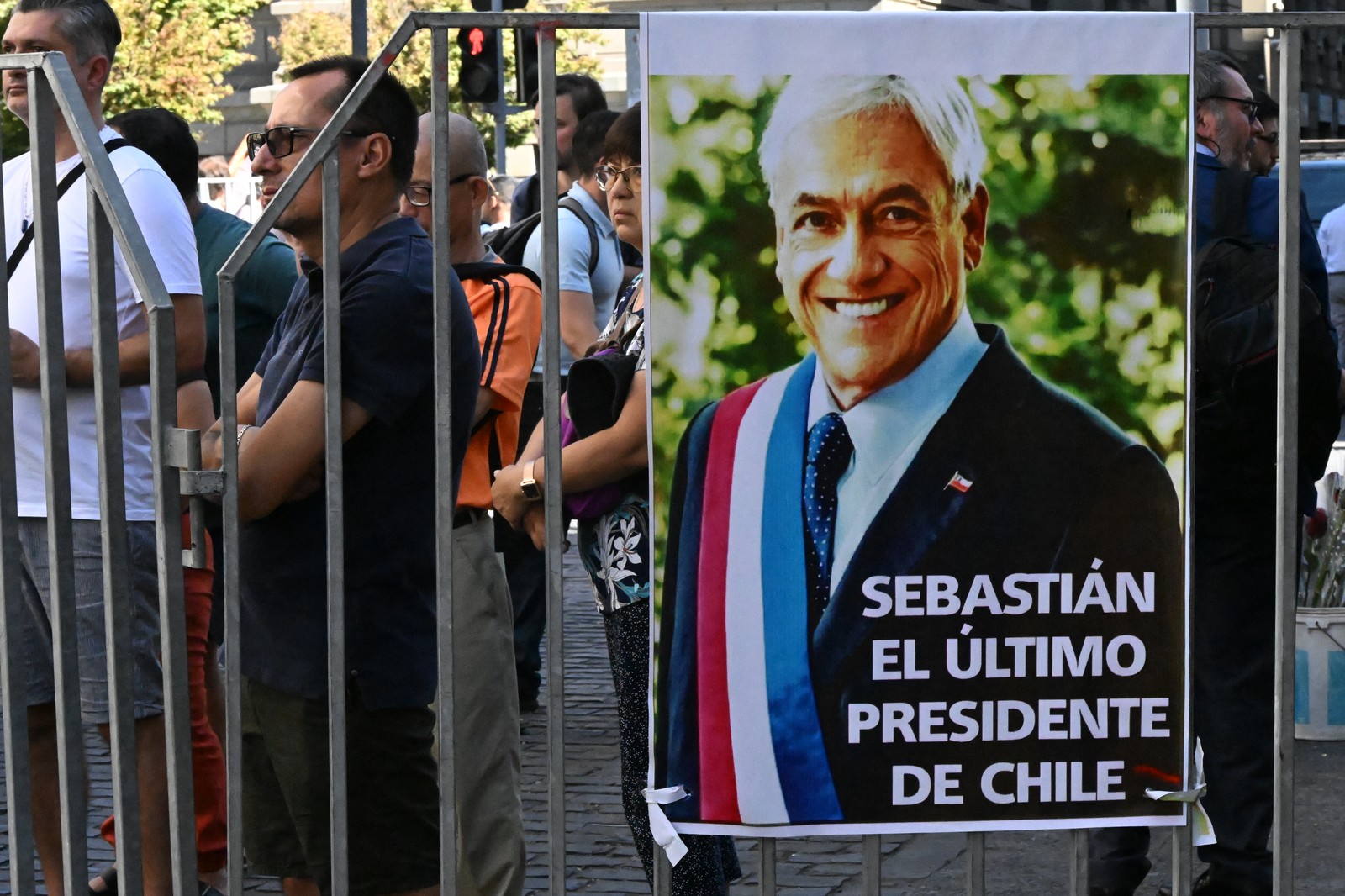 Retrato do ex-presidente chileno Sebastián Piñera foi visto do lado de fora do Palácio do Congresso Nacional — Foto: Rodrigo Arangua/AFP