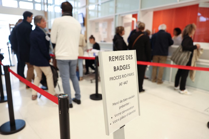 Participantes do julgamento da Air France e da Airbus chegam ao tribunal em Paris