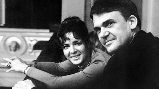 Milan Kundera posa com a mulher em 1973 — Foto: AFP