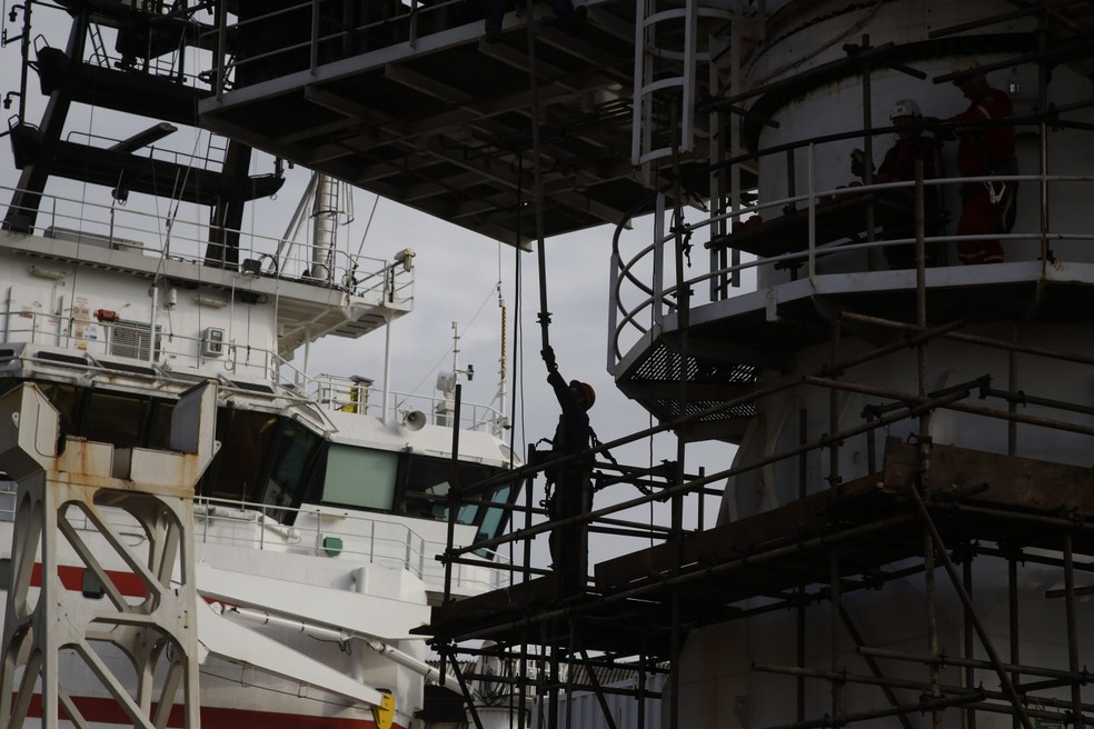 Operário trabalha em reparo de navio no Estaleiro Mauá, no RJ — Foto: Custódio Coimbra