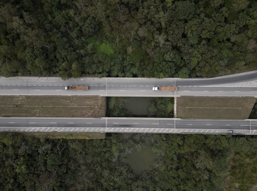 Rodovia BR 493 liga Magé a Itaguaí, é operada pela concessionária EcoRioMinas e tem um posto da Polícia Rodoviária Federal