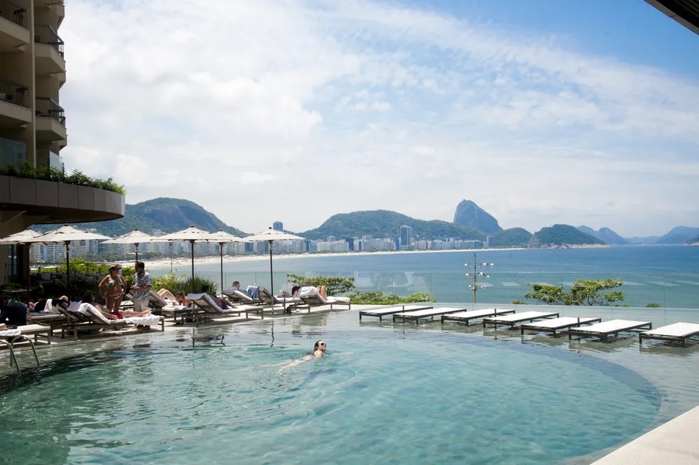 Piscina do hotel Fairmont, em Copacabana — Foto: Agência O Globo