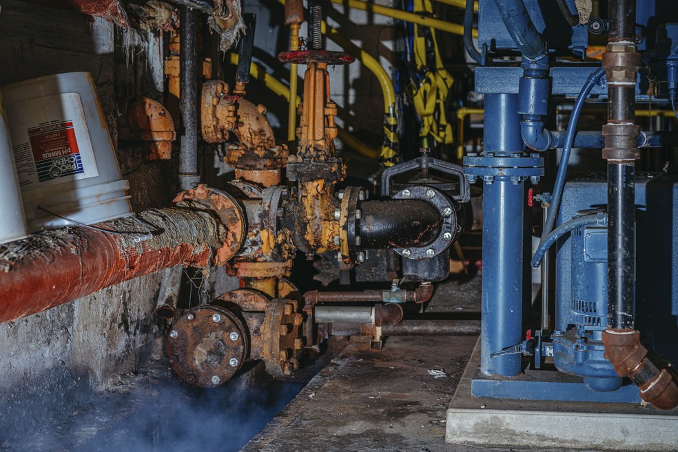 Vapor emana de rachaduras na sala da caldeira do porão do Union League Club, em Chicago. — Foto: Jamie Kelter Davis/The New York Times